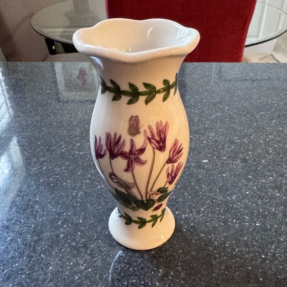 Portmeirion botanic garden bud vase, like new, 5 inches.